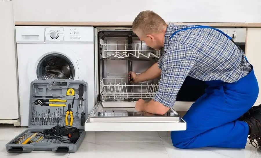 Gümüşova Smeg servisi teknisyen ekibi beyaz eşya tamiri yaparken